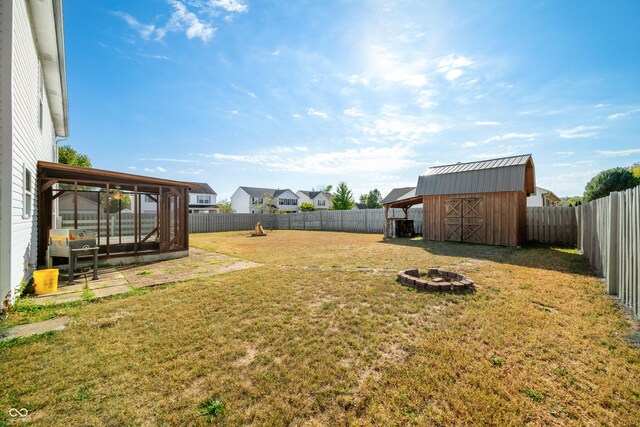 view of yard featuring a storage shed