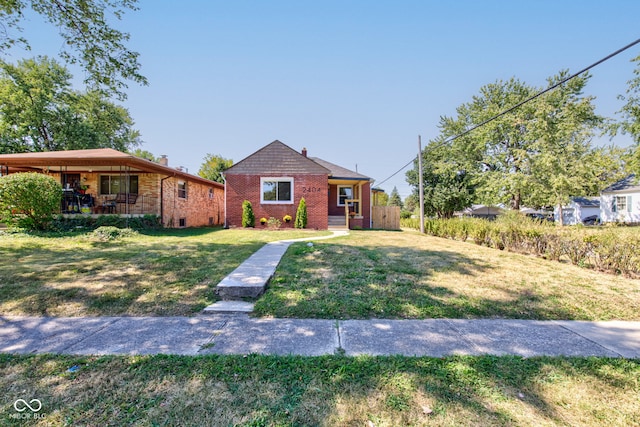 single story home with a front lawn