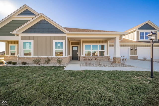 craftsman-style house featuring a front lawn