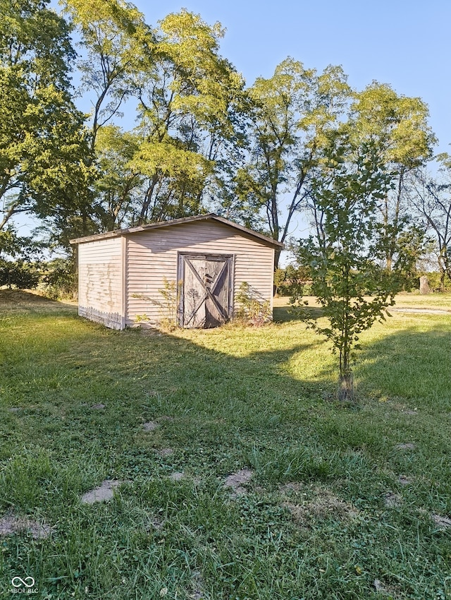 view of outdoor structure with a yard