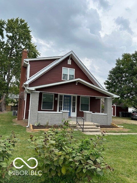 view of front of house featuring a porch and a front lawn