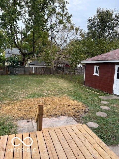 view of yard featuring an outdoor structure