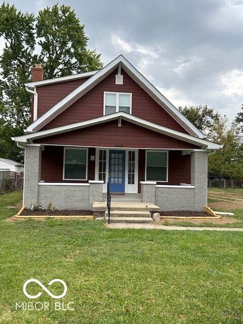 view of front of house featuring covered porch and a front yard