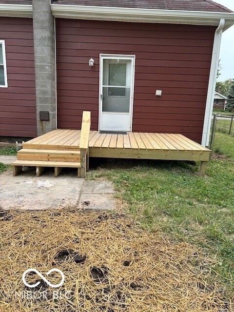 entrance to property featuring a wooden deck