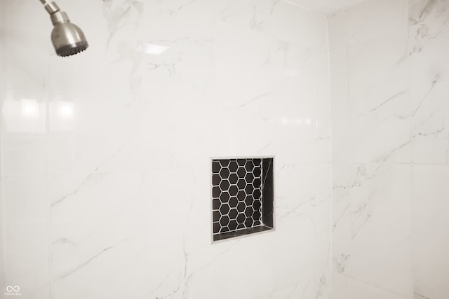 room details featuring a tile shower