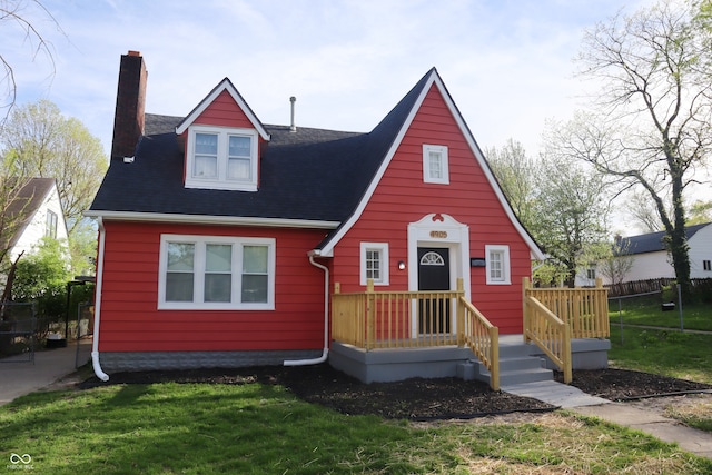 view of front facade with a front yard