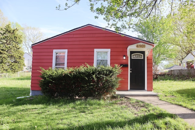 view of front of house featuring a front lawn