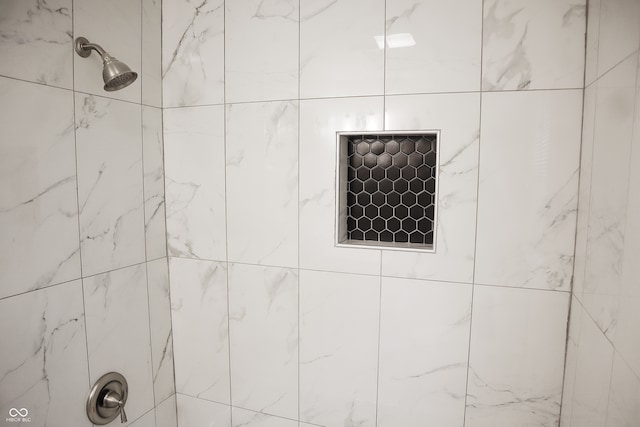 room details featuring tiled shower