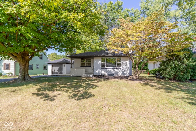 view of front of house featuring a front lawn