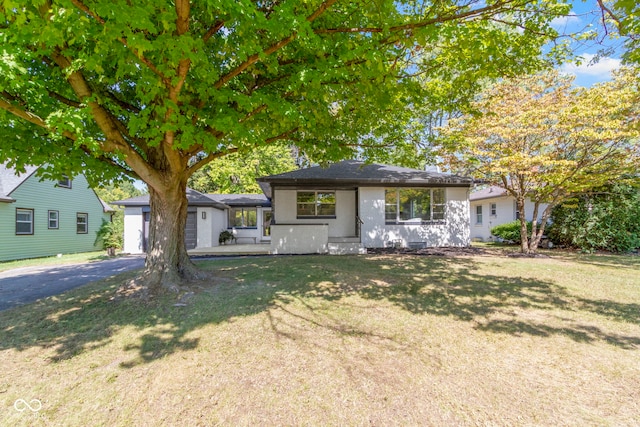 view of front of home featuring a front yard