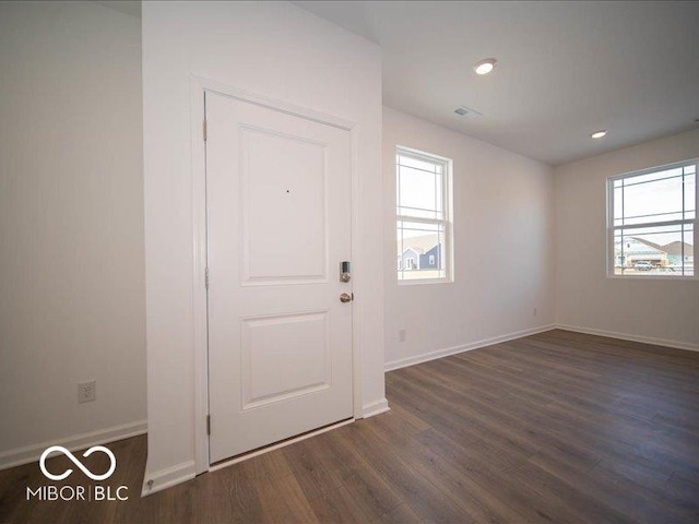 foyer entrance with dark wood-style floors, recessed lighting, and baseboards