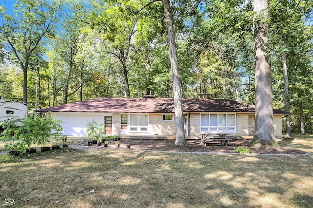 view of front of property featuring a front lawn