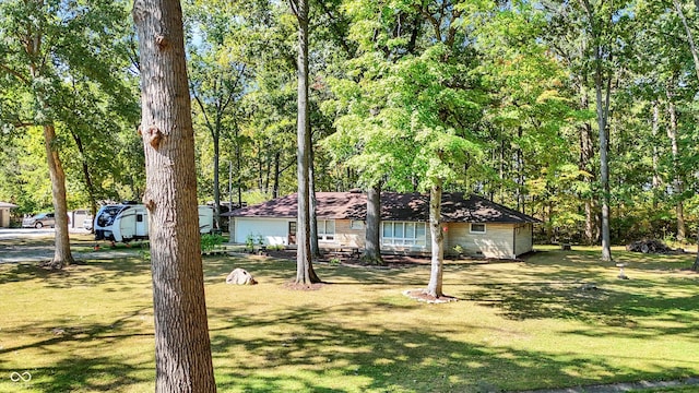 view of yard featuring an outdoor structure