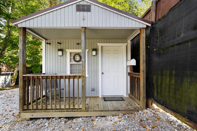 doorway to property featuring covered porch