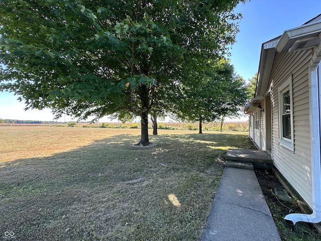 view of yard featuring a rural view