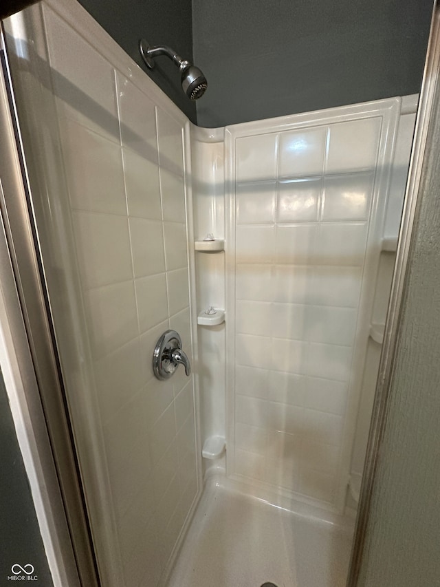 bathroom featuring tiled shower