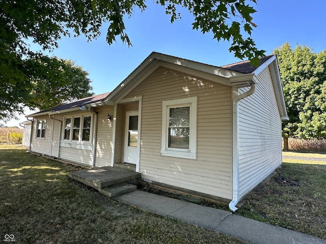 view of front facade featuring a front lawn