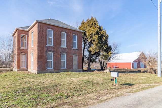 9517 N 550 W, Carthage, IN 46115 - view of front facade featuring a front yard and brick siding