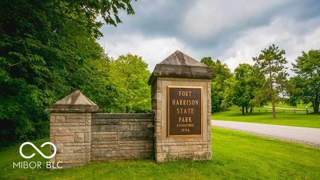 community sign featuring a yard