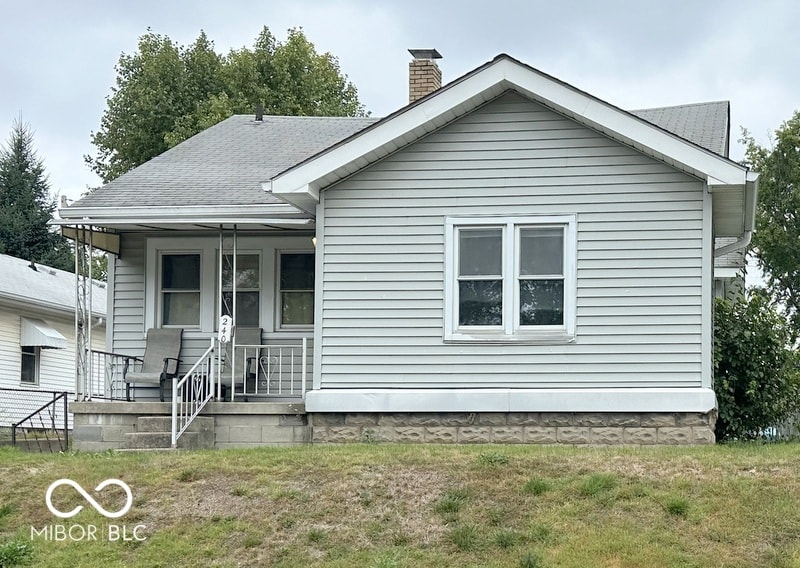 view of front facade with covered porch and a front yard