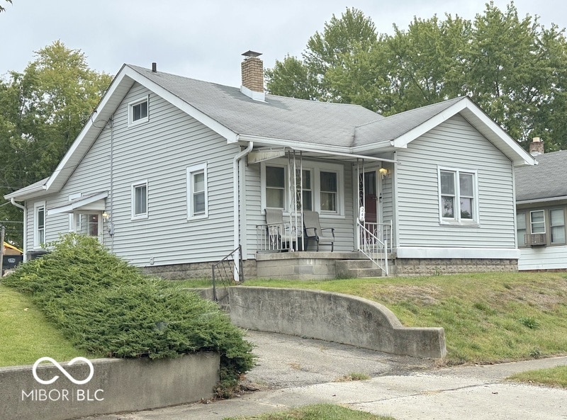 view of front of property featuring a front lawn and covered porch