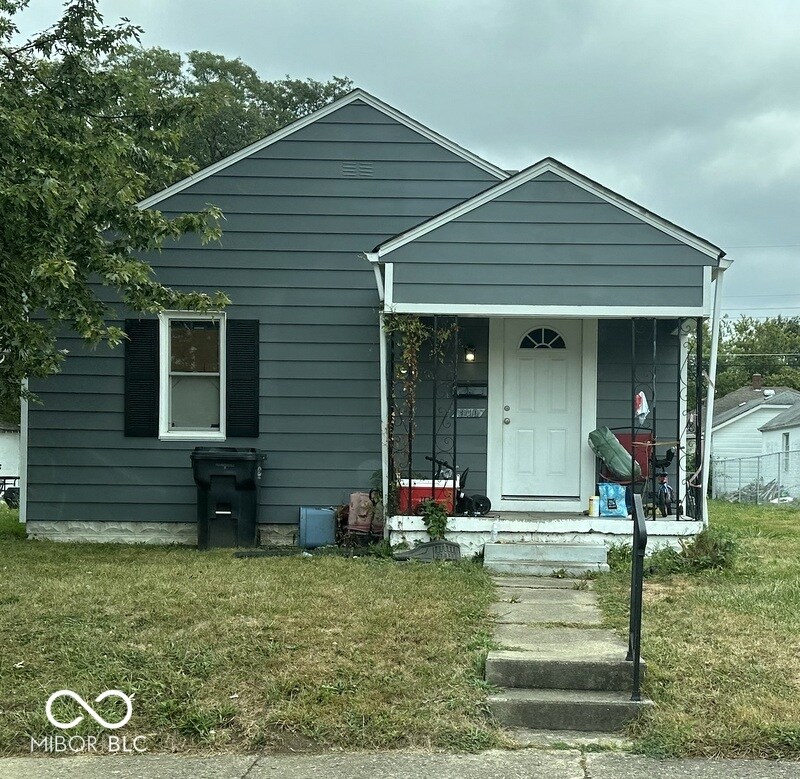 bungalow featuring a front yard