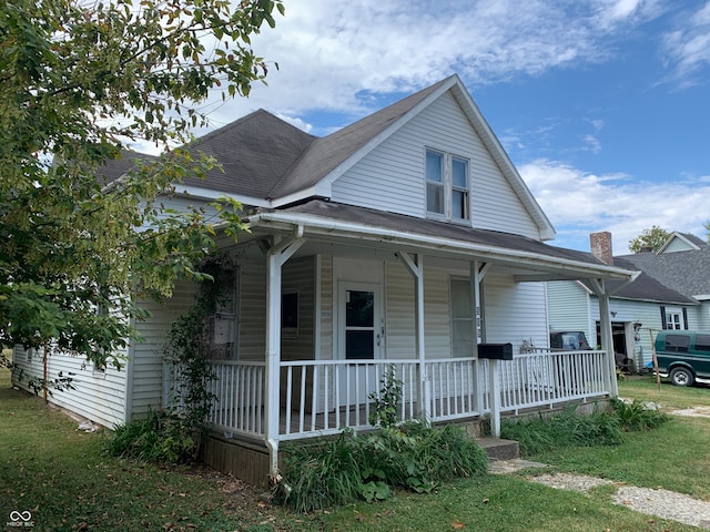 view of front of home featuring a front lawn and covered porch