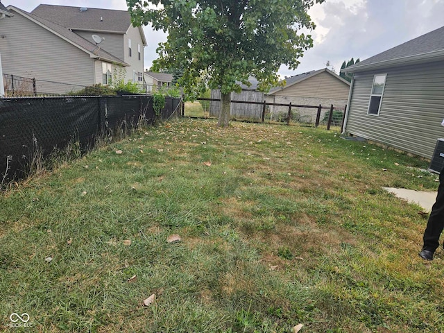 view of yard featuring a fenced backyard