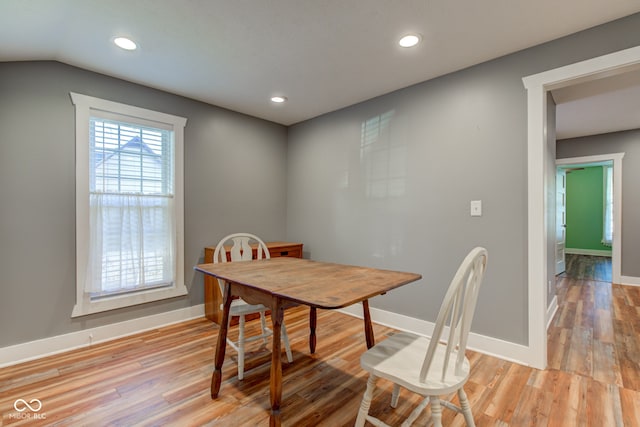 dining area with recessed lighting, light wood-style floors, and baseboards