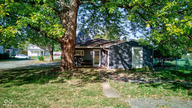 view of front of house featuring a front lawn