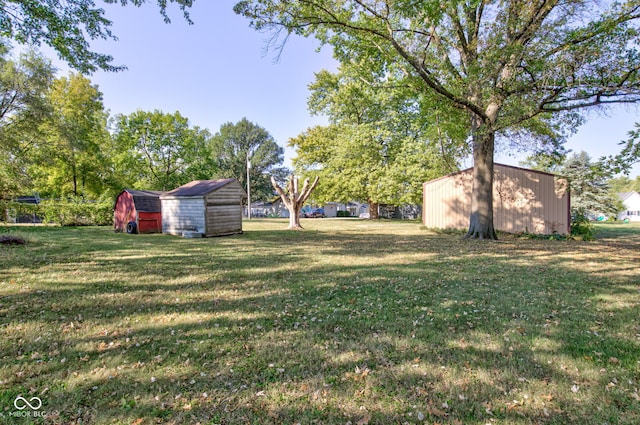 view of yard with a shed