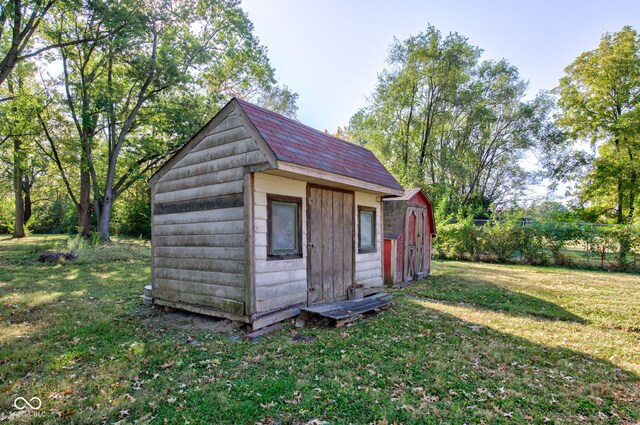 view of outdoor structure with a yard