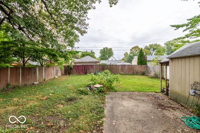 view of yard featuring a patio area