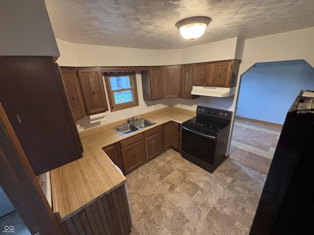 8855 N Waverly Park Rd, Martinsville, IN 46151 - kitchen featuring a textured ceiling, a sink, black electric range, light countertops, and under cabinet range hood