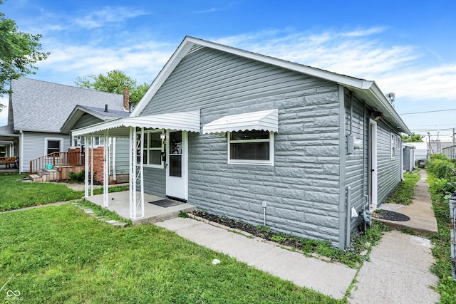 view of front of property with a front yard