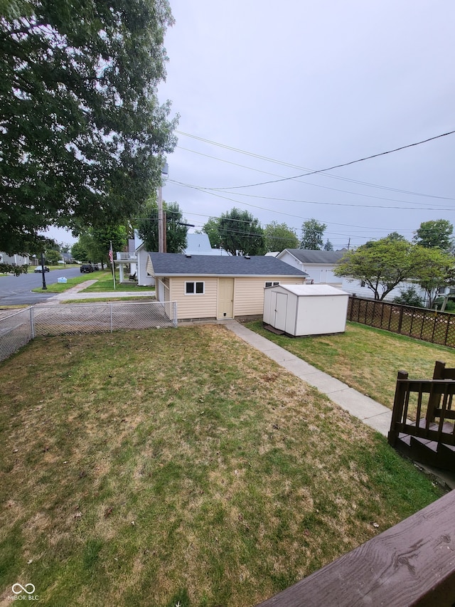 view of yard featuring a storage unit