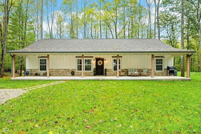 view of front of property featuring ceiling fan, a patio area, and a front yard