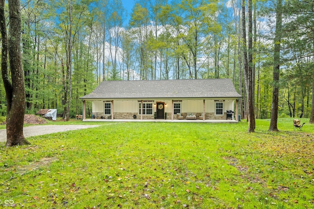 ranch-style home featuring a porch and a front lawn