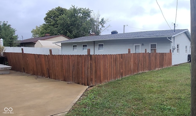 view of yard featuring a patio area