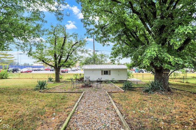 view of yard featuring an outbuilding