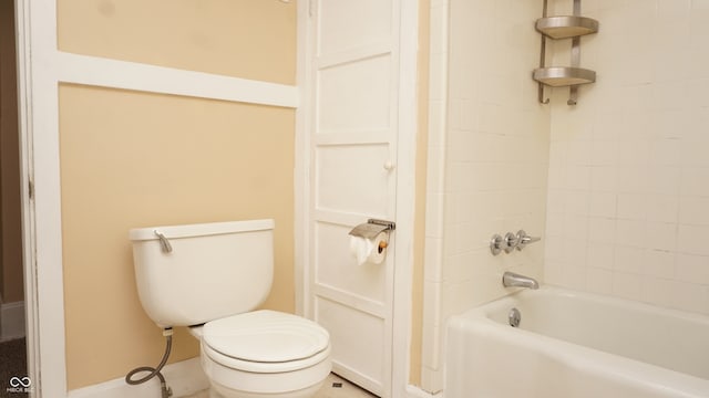 bathroom with tiled shower / bath and toilet