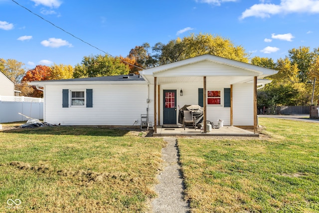 view of front of property featuring a front yard