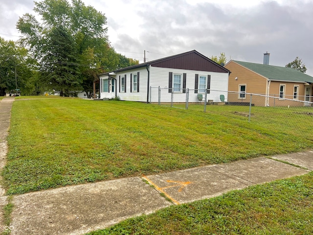 view of front of property with a front yard