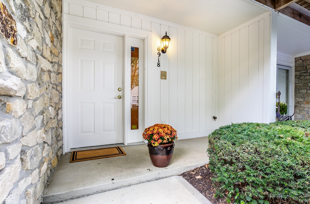 property entrance with covered porch