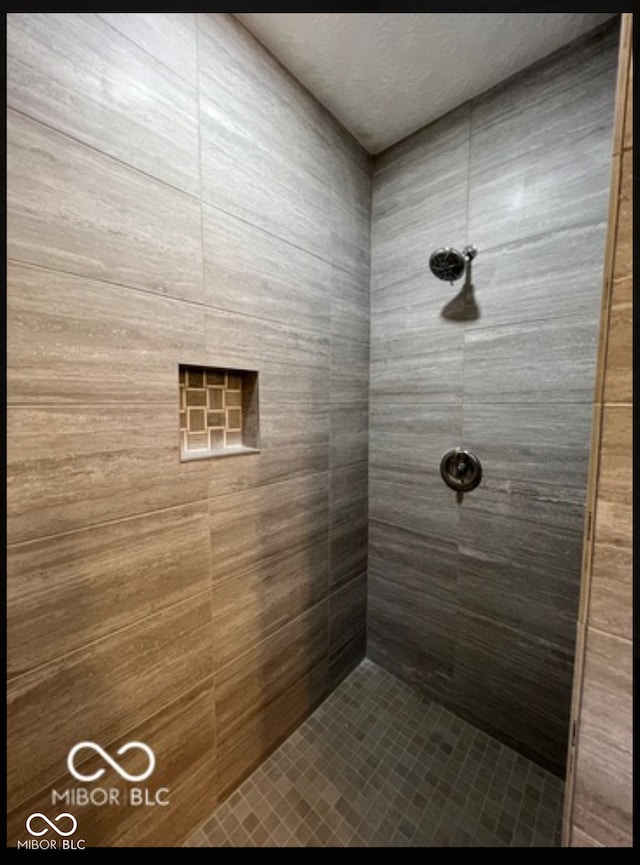 bathroom featuring tiled shower