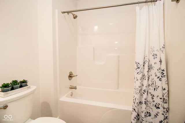 bathroom with shower / bath combo with shower curtain and toilet