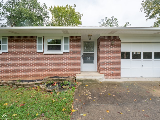 single story home featuring a garage