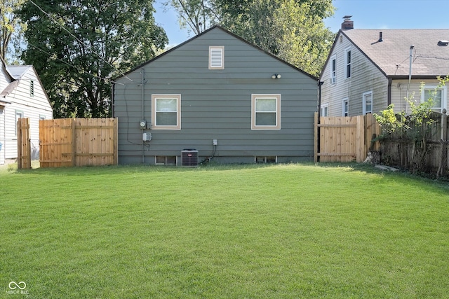 back of house featuring a lawn