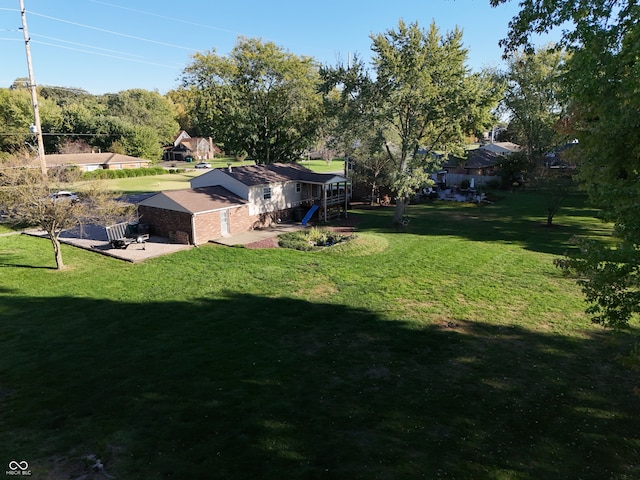 view of yard featuring a patio area