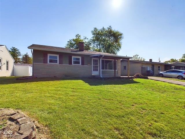 ranch-style house featuring a front yard